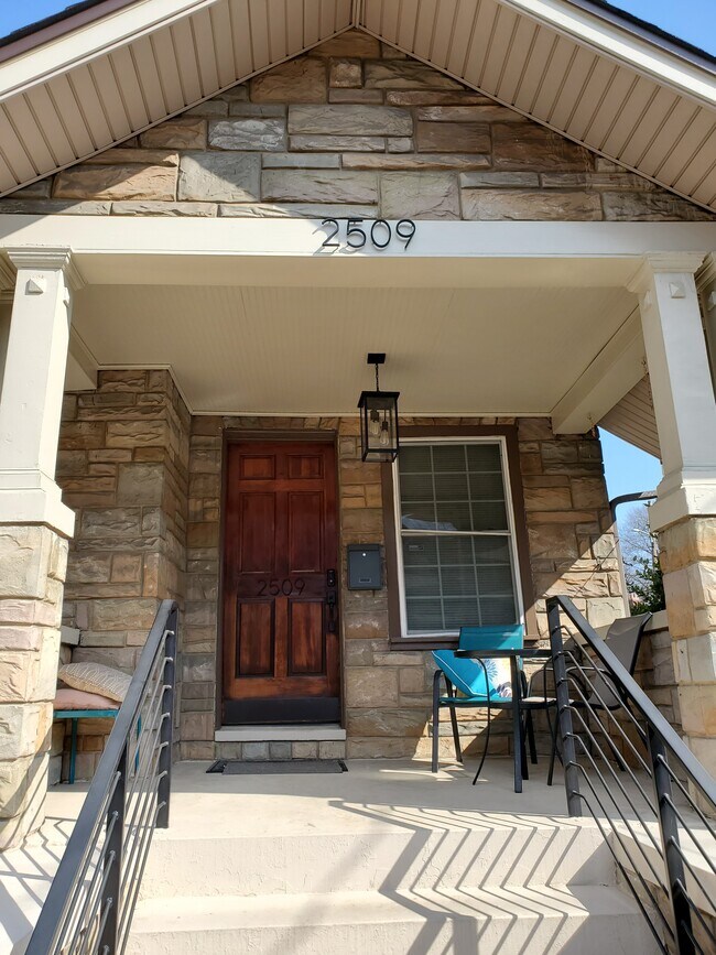 Entrada principal de la casa. - 2509 10th St NE