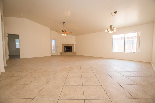 Foto del edificio - Charming 3-bedroom, 2-bathroom Home w/ 2 C...