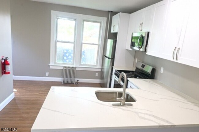 Building Photo - 10 Olyphant Pl