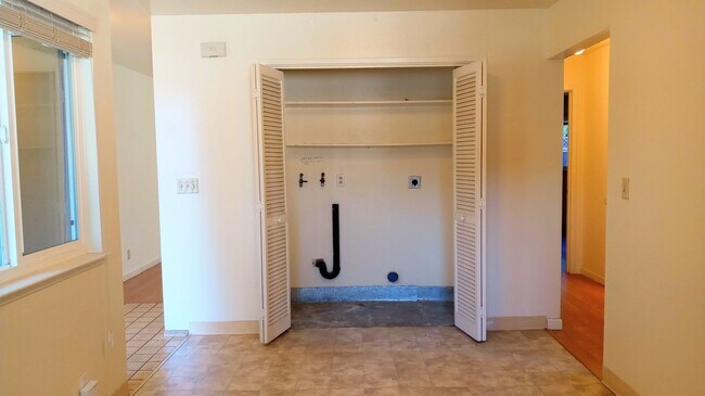 Foto del edificio - Charming 2bd Duplex With Private Yard & Garage