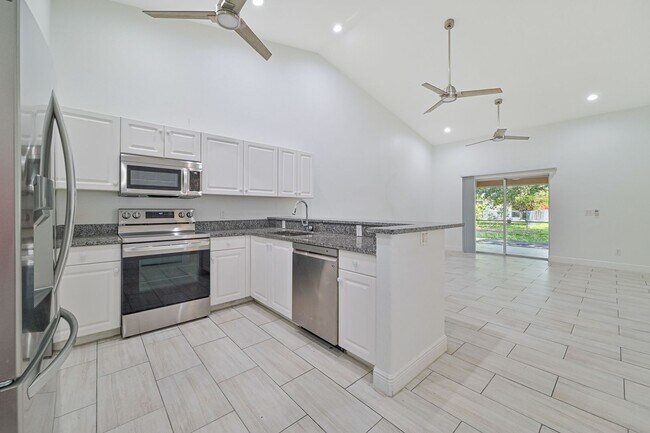 Building Photo - ** Rarely Available  ~ 3/2 Duplex W/ 2 Car Garage ~ Updated **