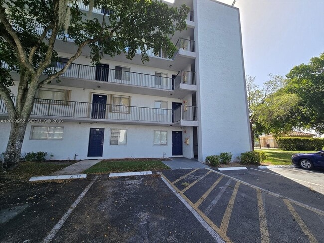 Foto del edificio - 8700 N Sherman Cir