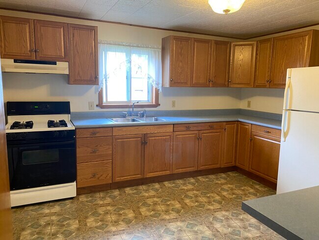 Kitchen - 164 East Ave
