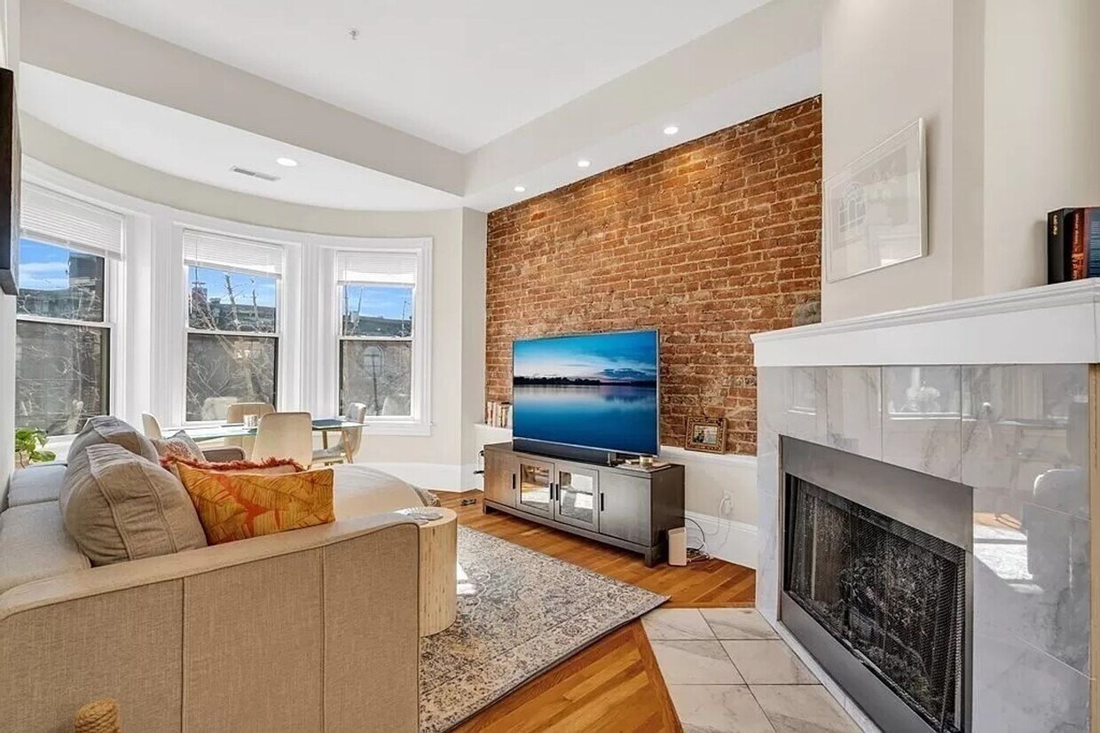 Building Photo - HOT BACK BAY LISTING!!!!