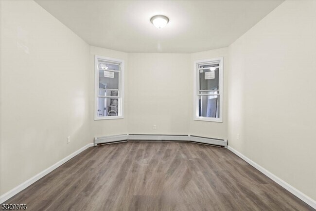 Foto del edificio - 61 Columbia Ave