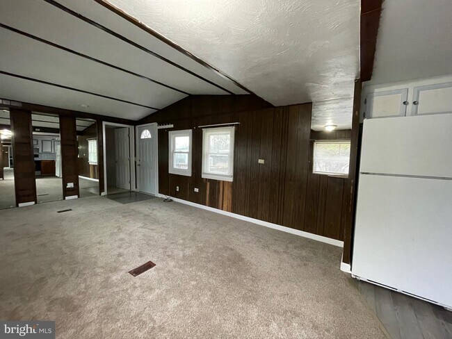 Building Photo - 128 Fabric Dr