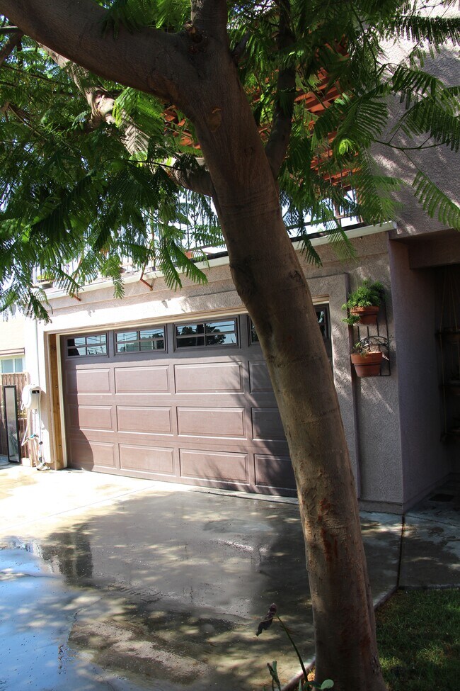 Building Photo - 6117 Greenwood Ave
