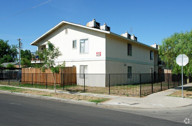 Building Photo - 2832 E Grant Ave