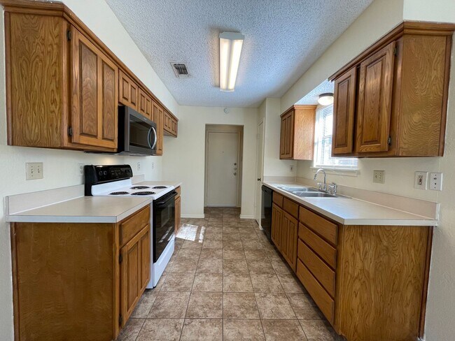 Building Photo - 3 Bedroom 2 Bath Brick Home in Southwest F...