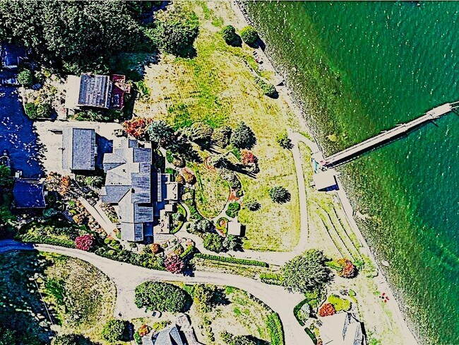 Acceso con rampa tanto a la casa como a la playa para acomodar sillas de ruedas. - 7107 120th St NW