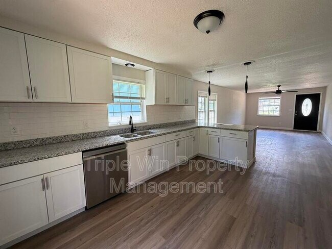 Building Photo - 9937 Carlyle Ave