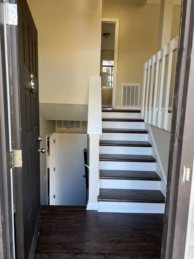 entrance - steps up to master and den/kitchen; steps down to 2 br, laundry and 2nd bath - 10107 Eagle Ct