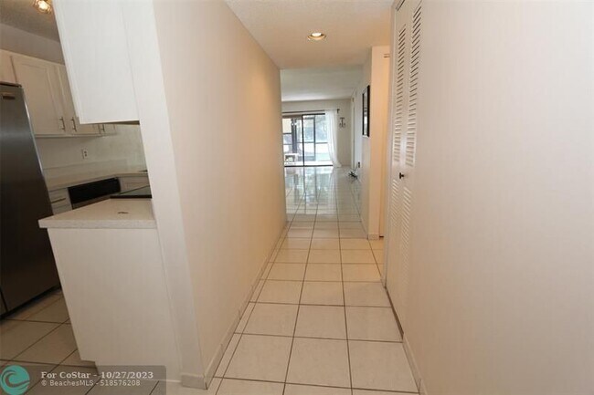 Foto del edificio - 9676 W McNab Rd