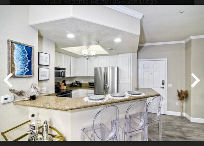 Gourmet kitchen with keurig and all amenities - 9263 Regents Rd