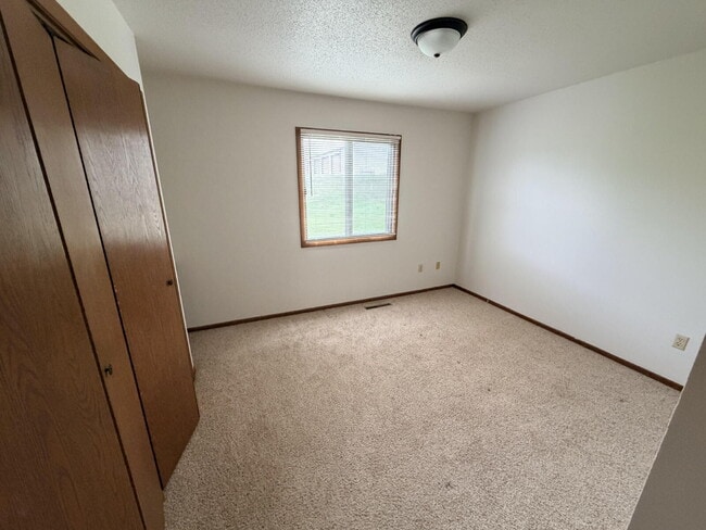 Building Photo - "Charming & Cozy 2-Bed Gem in Minot - Perfectly Priced & Ideally Located!"