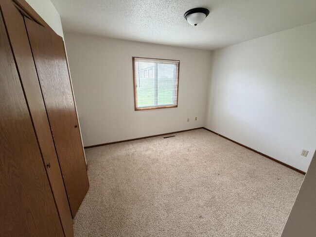 Foto del edificio - "Charming & Cozy 2-Bed Gem in Minot - Perfectly Priced & Ideally Located!"