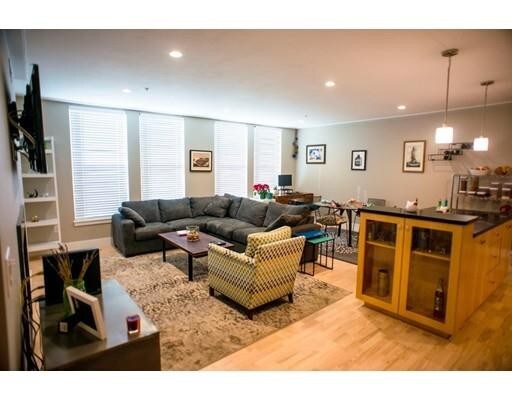 Foto principal - 335-337 W 2nd St