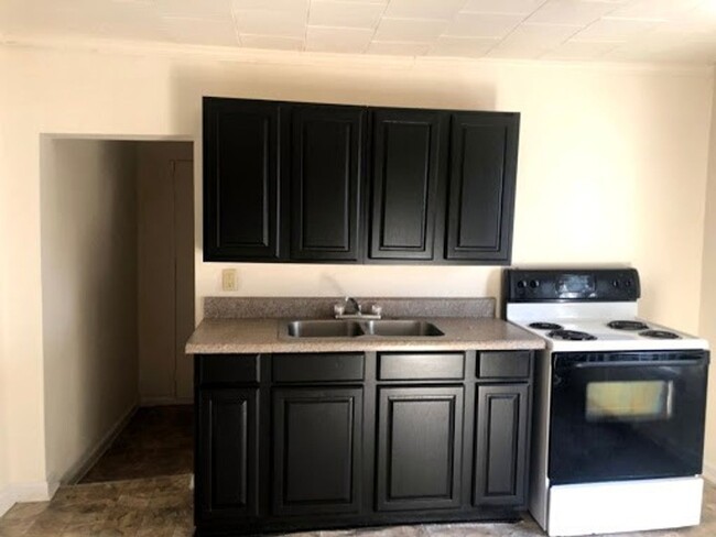 Building Photo - Two bedroom, 1 bath Quadplex in Burlington