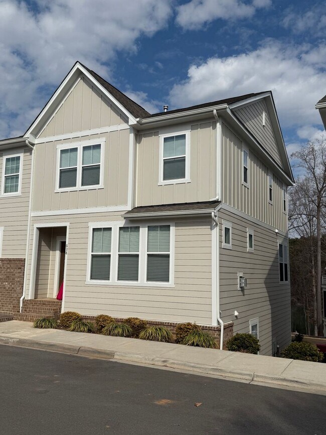 Foto del edificio - Lake Access End-Unit Townhome | Walk to Downtown Davidson | 3BR + Guest Suite