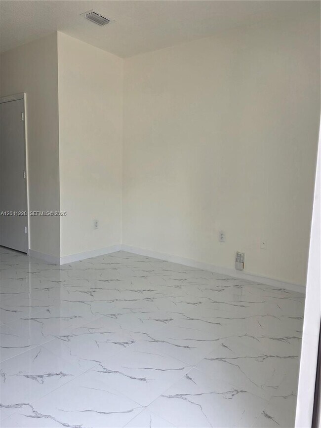 Foto del edificio - 2973 SE 15th Terrace