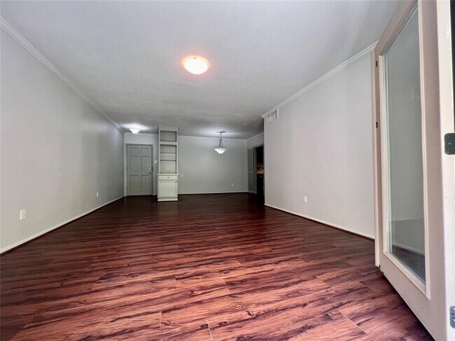 Building Photo - 2224 S Piney Point Rd