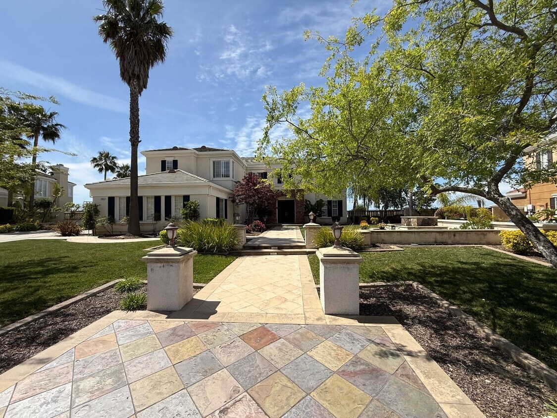 Foto del edificio - Avalon Heights Fremont 5 bed/4.5 bath, Gated Community, Top Tier Schools Pool, and 180-degree pan...