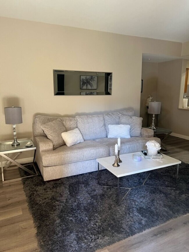 Foto del edificio - Beautiful 2 Bed/2Bath Lower Unit Condo with 1 Car Garage