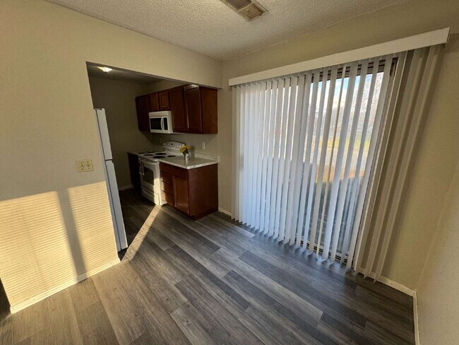 Foto del edificio - END UP SOMEWHERE YOU’LL LOVE — ONLY $825 2 BEDROOM APARTMENT!