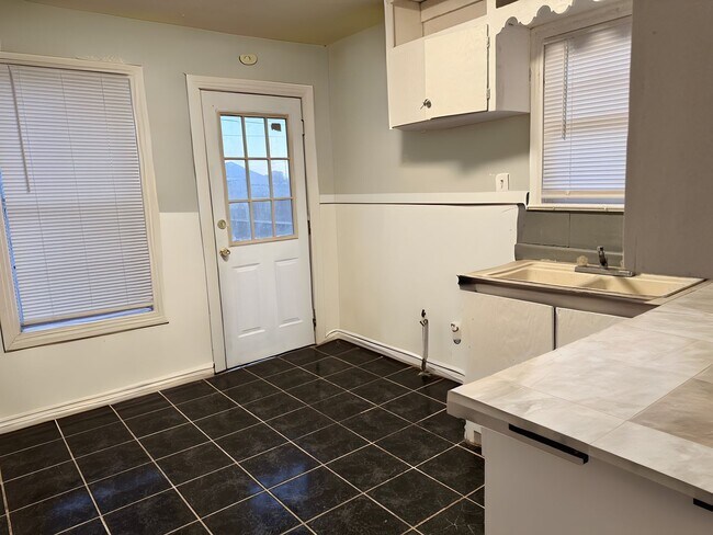 Building Photo - Coming Soon!!! Remodeled 2/1 in Great Location!