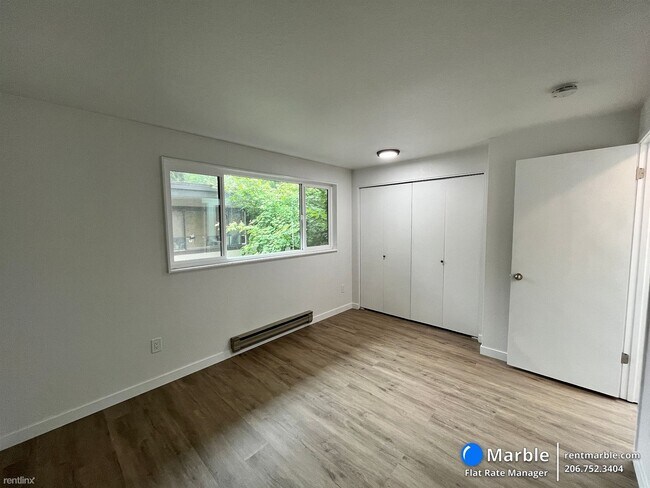 Building Photo - 2 br, 1.5 bath Townhome - 2524 NE 195th St...