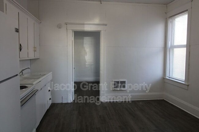 Building Photo - 307 H St