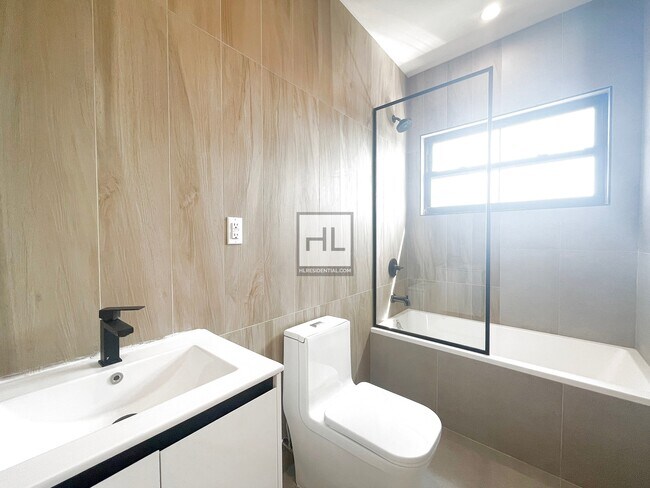 Foto del edificio - 1520 ST JOHNS PLACE Unit 5
