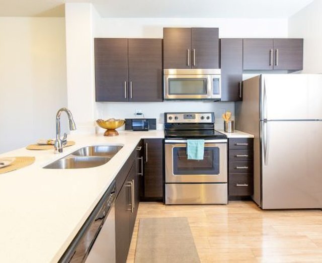 Cocina totalmente eléctrica con eficiencia energética - Parc on Center Apartments & Townhomes