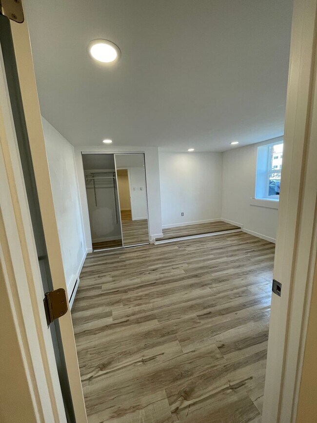 Building Photo - New 1 Bed unit - All Utilities included ev...
