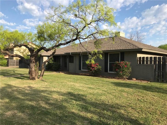 Building Photo - 1334 Canterbury Dr