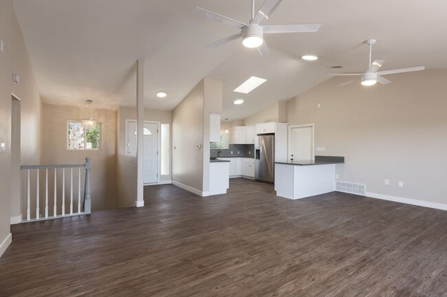 Building Photo - Beautiful House on Manhasset! Great Views! (Lease out, pending signatures. Check back in a few da...