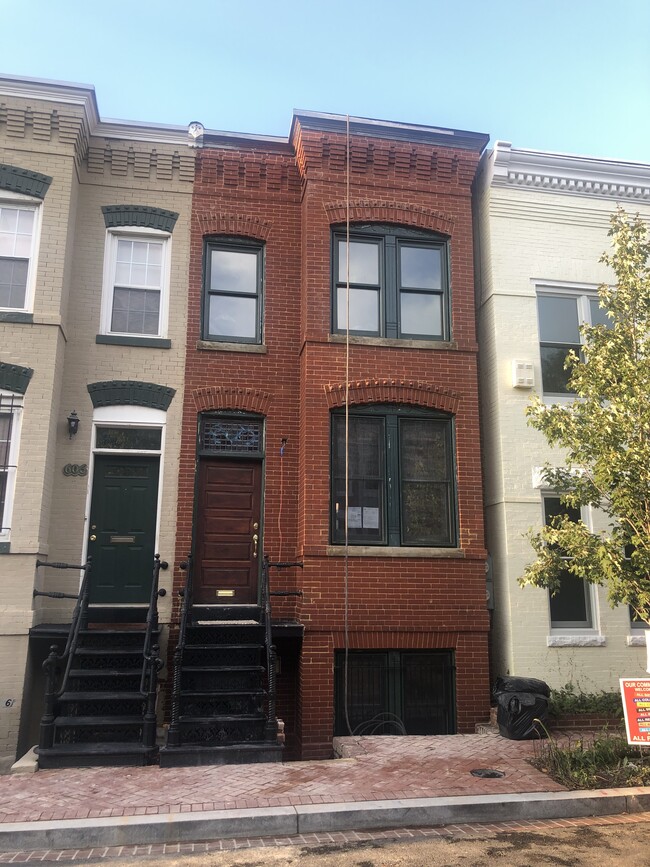 Building Photo - 608 1/2 Acker Place NE