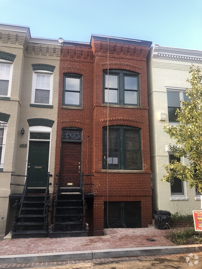 Building Photo - 608 1/2 Acker Place NE