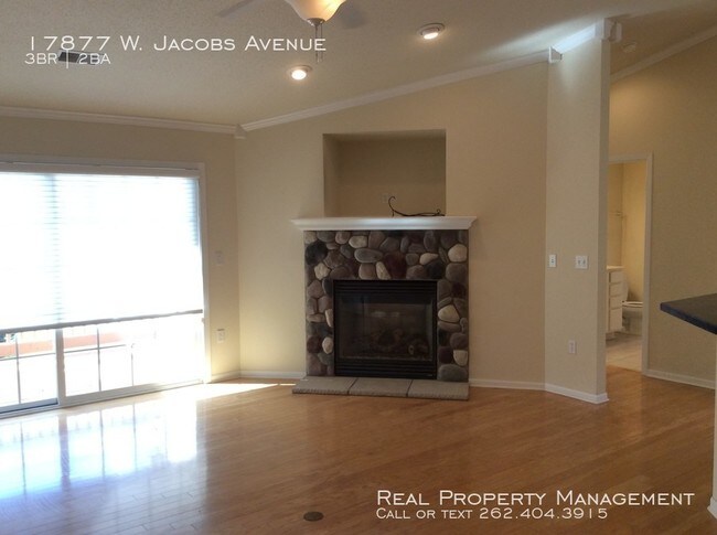 Building Photo - 3 Bedroom 2 bath Condo-New Berlin 1,809 sq ft