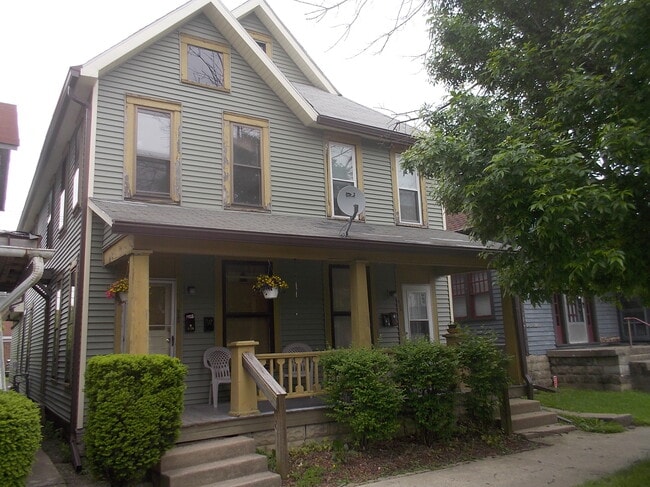 Building Photo - 922 E Main St