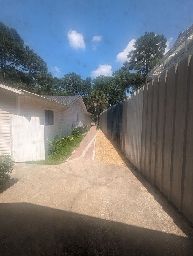 Building Photo - 351 Bayshore Dr