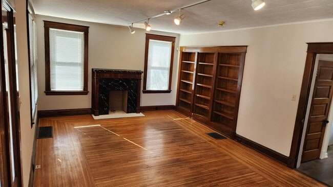 Building Photo - 1009 Delta Ave