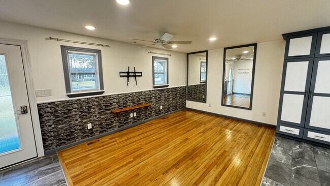 Foto del edificio - 1021 Shirley Dr