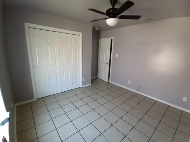 Building Photo - 2100 N Paradise Dr