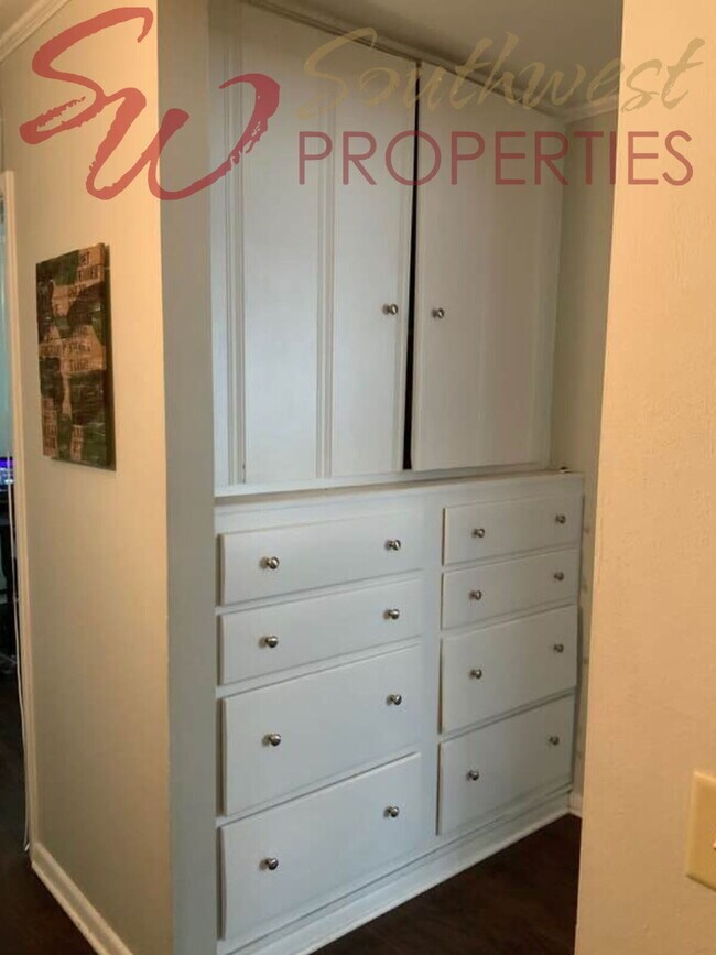 Foto del edificio - Spacious, bright updated 4 bedroom 3 bath close to campus!!