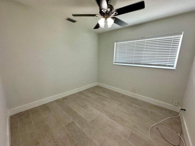 Foto del edificio - 284 SW 11th St