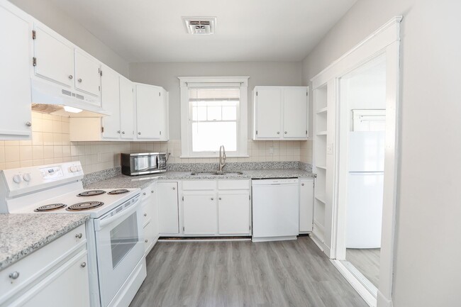 Building Photo - Spacious apartment for rent in Portsmouth!