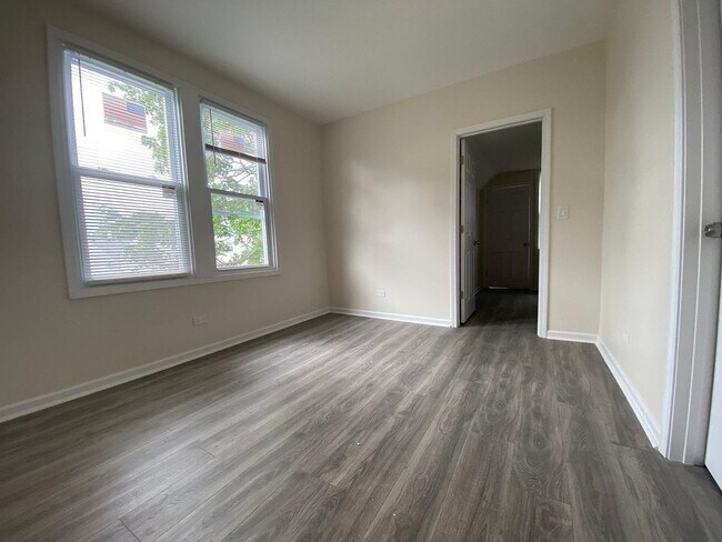 Foto del edificio - 3657 W Oakdale Ave