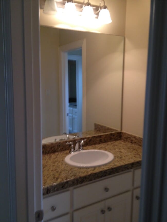 Building Photo - 2038 Palm Forest Ln