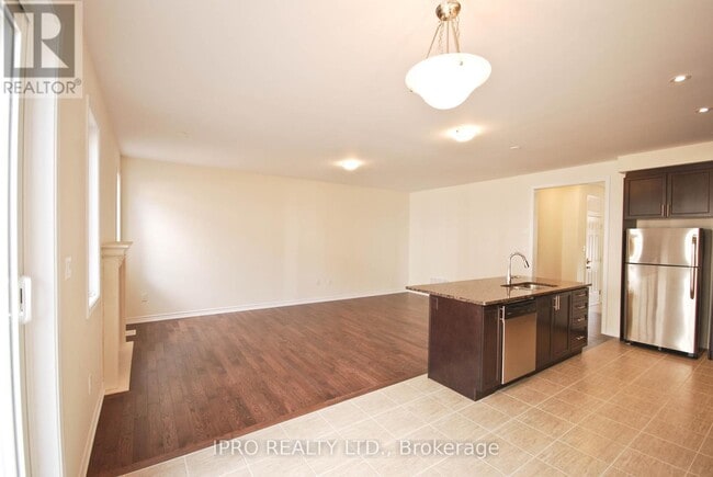 Building Photo - 83 Orchardcroft Rd